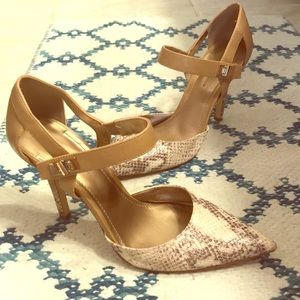 BCBG LEATHER snake skin pump Size 8.5